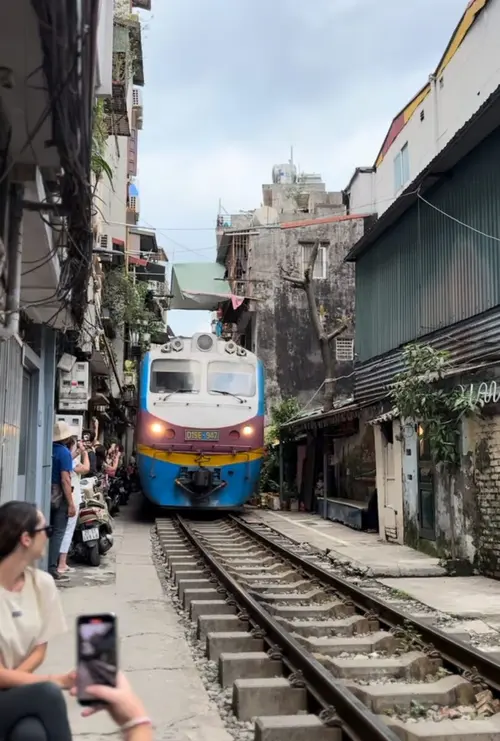 Train street v Hanoji