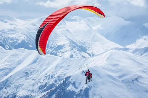 Paragliding v Gudauri